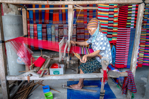 Artisan Strategies for Balancing Tradition and Market Demand